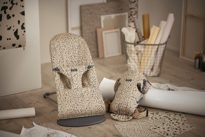 Leżaczek w kolorze czarnym beige babybjorn