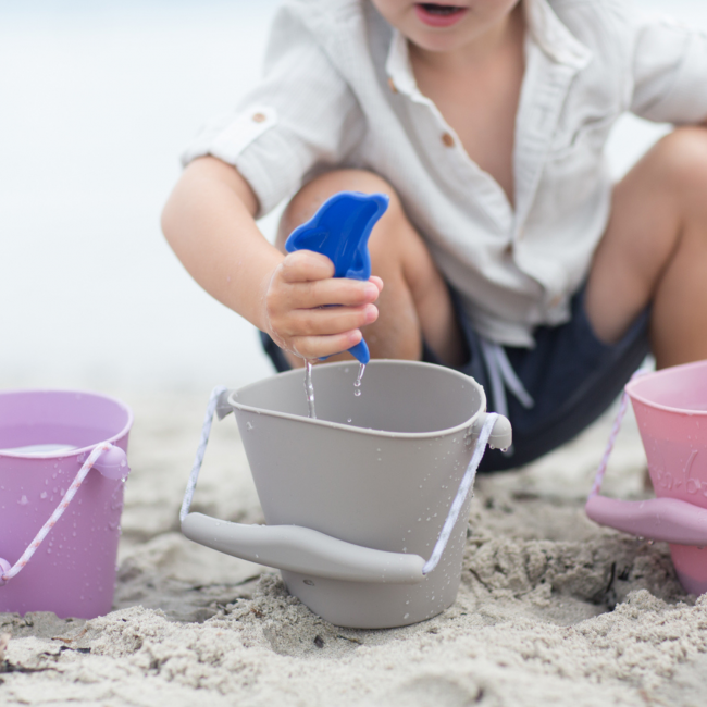 Składane wiaderko do wody i piasku Scrunch Bucket - Ciemny Szary