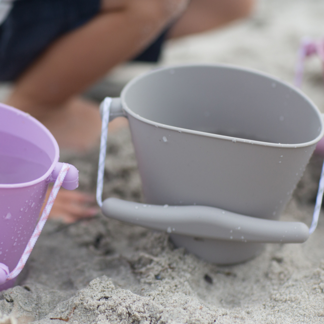 Składane wiaderko do wody i piasku Scrunch Bucket - Ciemny Szary