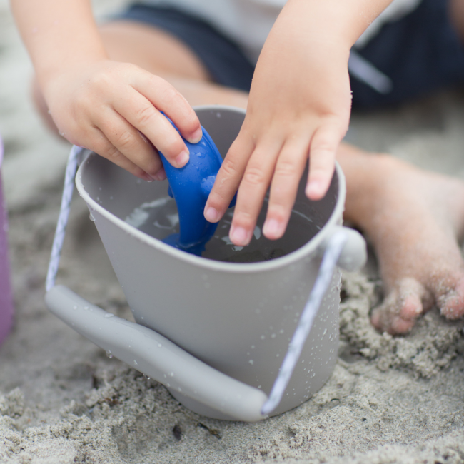 Składane wiaderko do wody i piasku Scrunch Bucket - Ciemny Szary