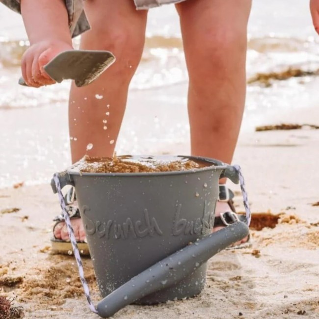 Składane wiaderko do wody i piasku Scrunch Bucket - Ciemny Szary