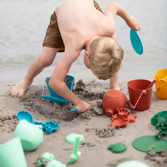 Składane wiaderko do wody i piasku Scrunch Bucket - Ciemny Szary