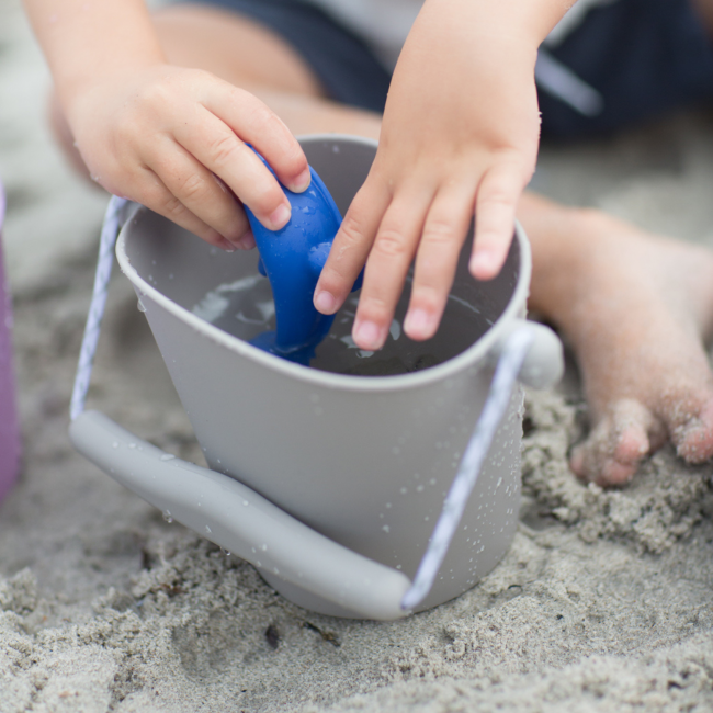 Składane wiaderko do wody i piasku Scrunch Bucket - Granatowy