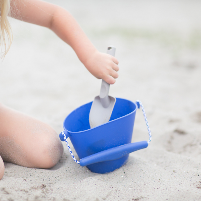 Składane wiaderko do wody i piasku Scrunch Bucket - Granatowy