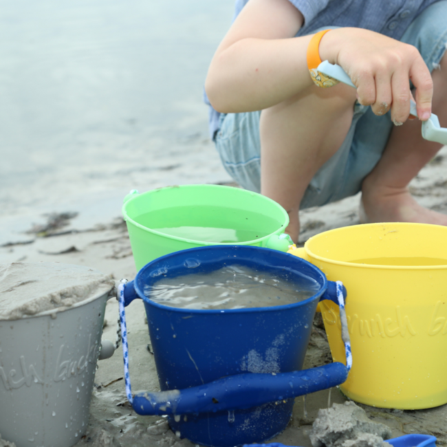 Składane wiaderko do wody i piasku Scrunch Bucket - Granatowy