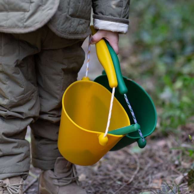 Składane wiaderko do wody i piasku Scrunch Bucket - Musztardowy