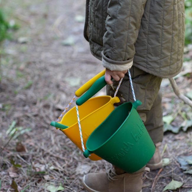 Składane wiaderko do wody i piasku Scrunch Bucket - Musztardowy