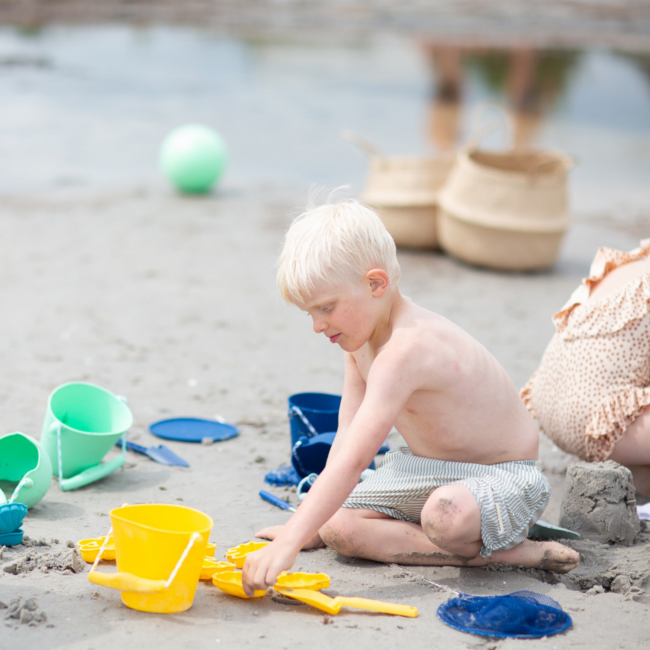 Składane wiaderko do wody i piasku Scrunch Bucket - Musztardowy