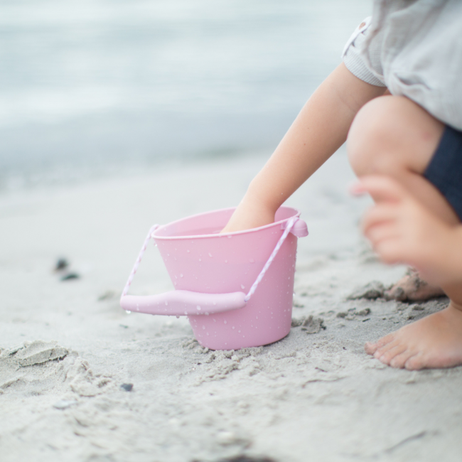 Składane wiaderko do wody i piasku Scrunch Bucket - Wiśniowy