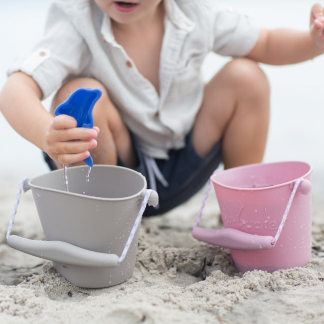 Składane wiaderko do wody i piasku Scrunch Bucket - Wiśniowy