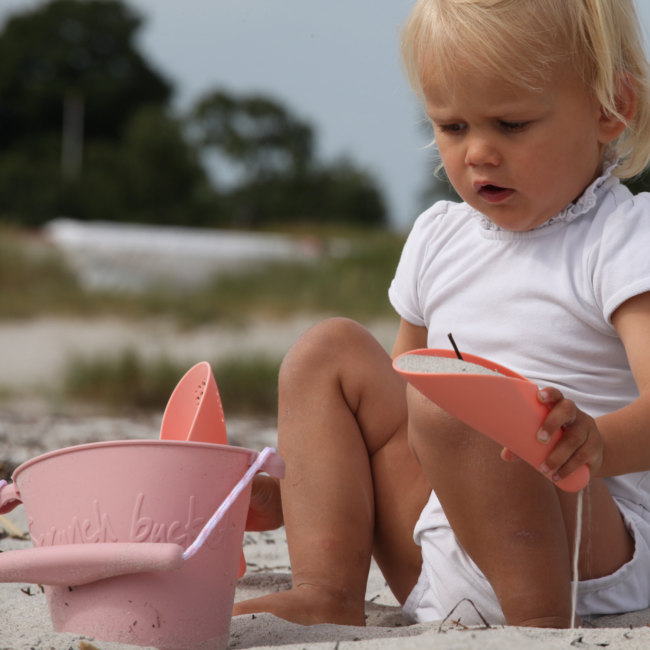 Składane wiaderko do wody i piasku Scrunch Bucket - Wiśniowy