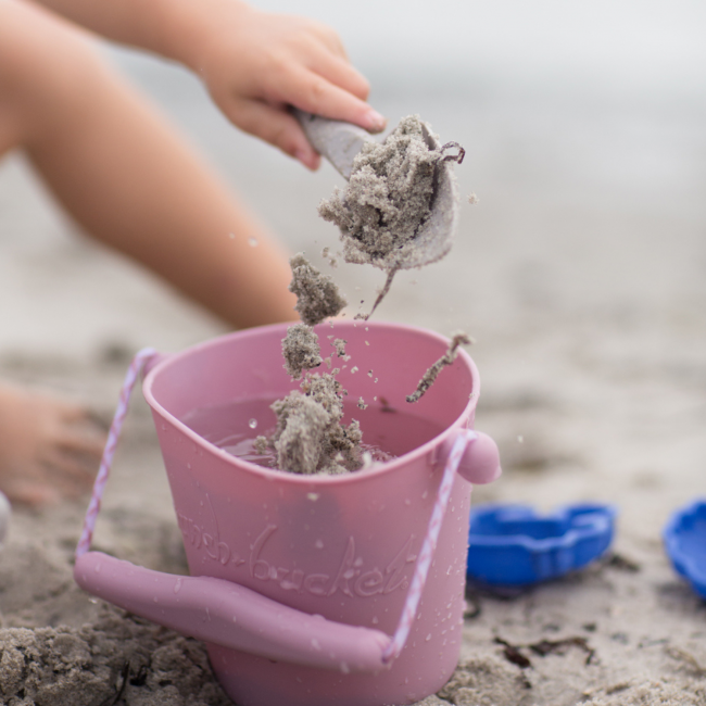 Składane wiaderko do wody i piasku Scrunch Bucket - Wiśniowy