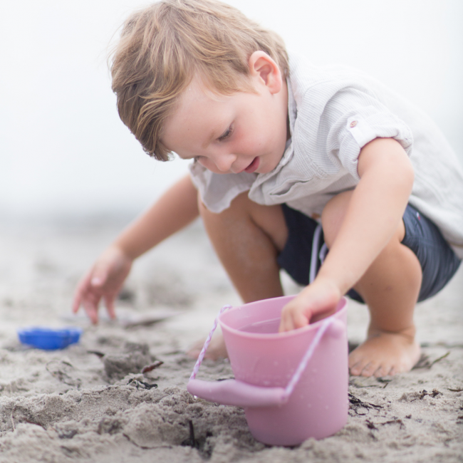 Składane wiaderko do wody i piasku Scrunch Bucket - Wiśniowy