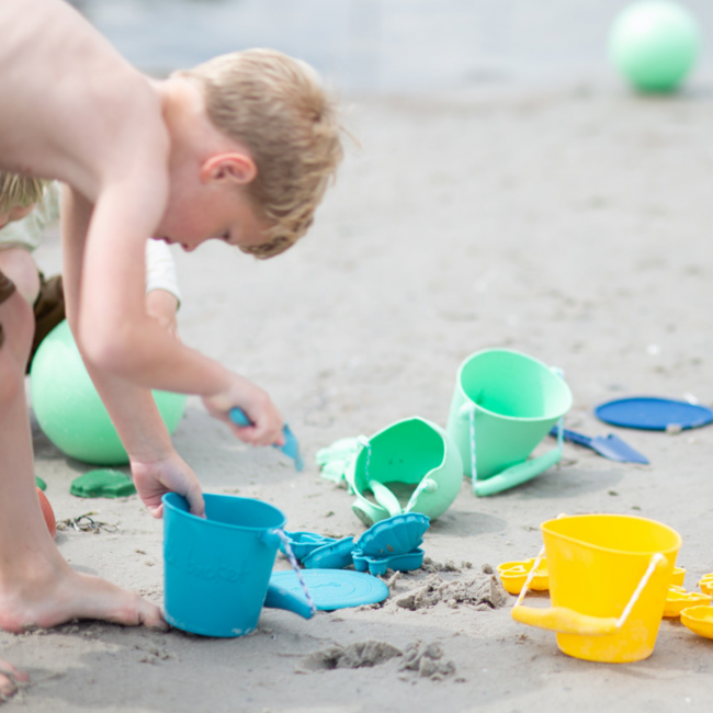 Składane wiaderko do wody i piasku Scrunch Bucket - Szałwiowy