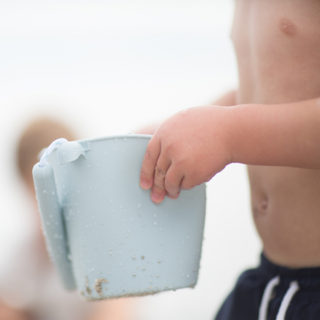 Składane wiaderko do wody i piasku Scrunch Bucket - Szałwiowy