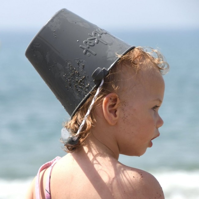 Składane wiaderko do wody i piasku Scrunch Bucket - Ciemny Szary