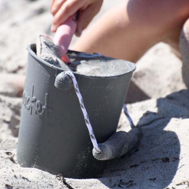 Składane wiaderko do wody i piasku Scrunch Bucket - Ciemny Szary