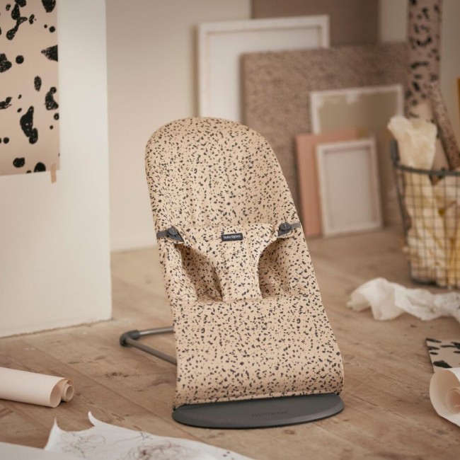 Leżaczek BABYBJORN BLISS WOVEN - Beige/Dark grey print